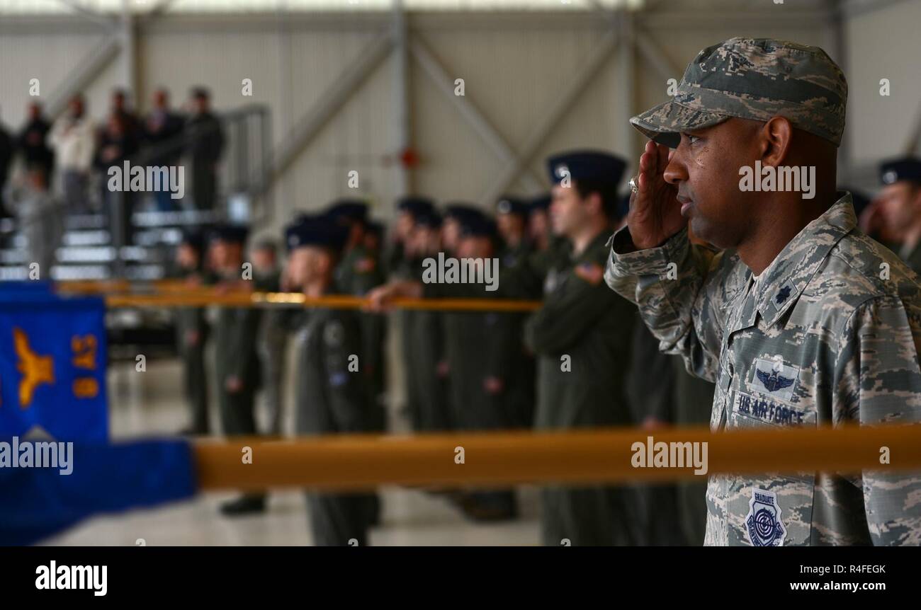 Le lieutenant-colonel Jaron Roux, 62e Escadron de soutien de commandant, salue le drapeau des États-Unis pendant l'hymne national lors du 62e Groupe d'opérations cérémonie de passation de commandement le 1 mai 2017, at Joint Base Lewis-McChord, dans l'État Le nouveau commandant, le Colonel Mark Fuhrmann, pas sa première fois à la base aérienne McChord, a déjà été affecté au 7ème escadron de transport aérien battant C-141B Starlifter et C-17 Globemaster III au début des années 2000. Banque D'Images