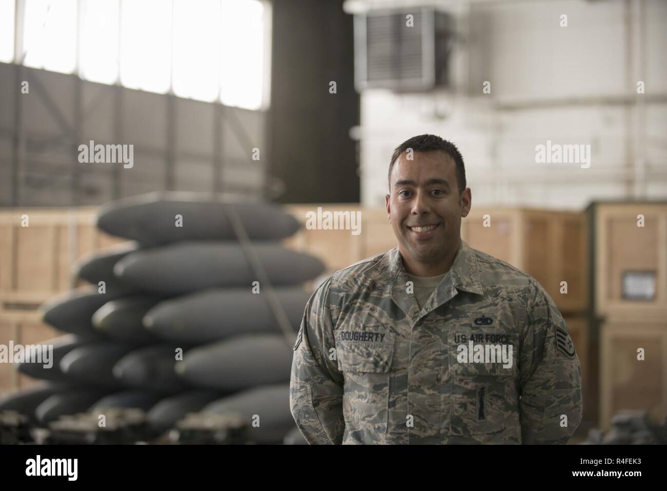 EIELSON Air Force Base, Alaska - U.S. Air Force Staff Sgt. Scott Dougherty, la 335e Unité de maintenance des aéronefs de l'équipe équipe de chargement d'armes chef affecté à Seymour Johnson Air Force Base, N.C., pose pour une photo le 4 mai 2017, au cours d'Extrémité Nord 2017 (SW17) à Eielson Air Force Base, en Alaska. Sw17 est l'Alaska's premier exercice multinational interarmées conçu pour des opérations pratiques, techniques et procédures ainsi que d'améliorer l'interopérabilité entre les services. Des milliers de participants de tous les services, d'aviateurs, soldats, marins, marines et gardes du service actif, réserver et de la gua Banque D'Images