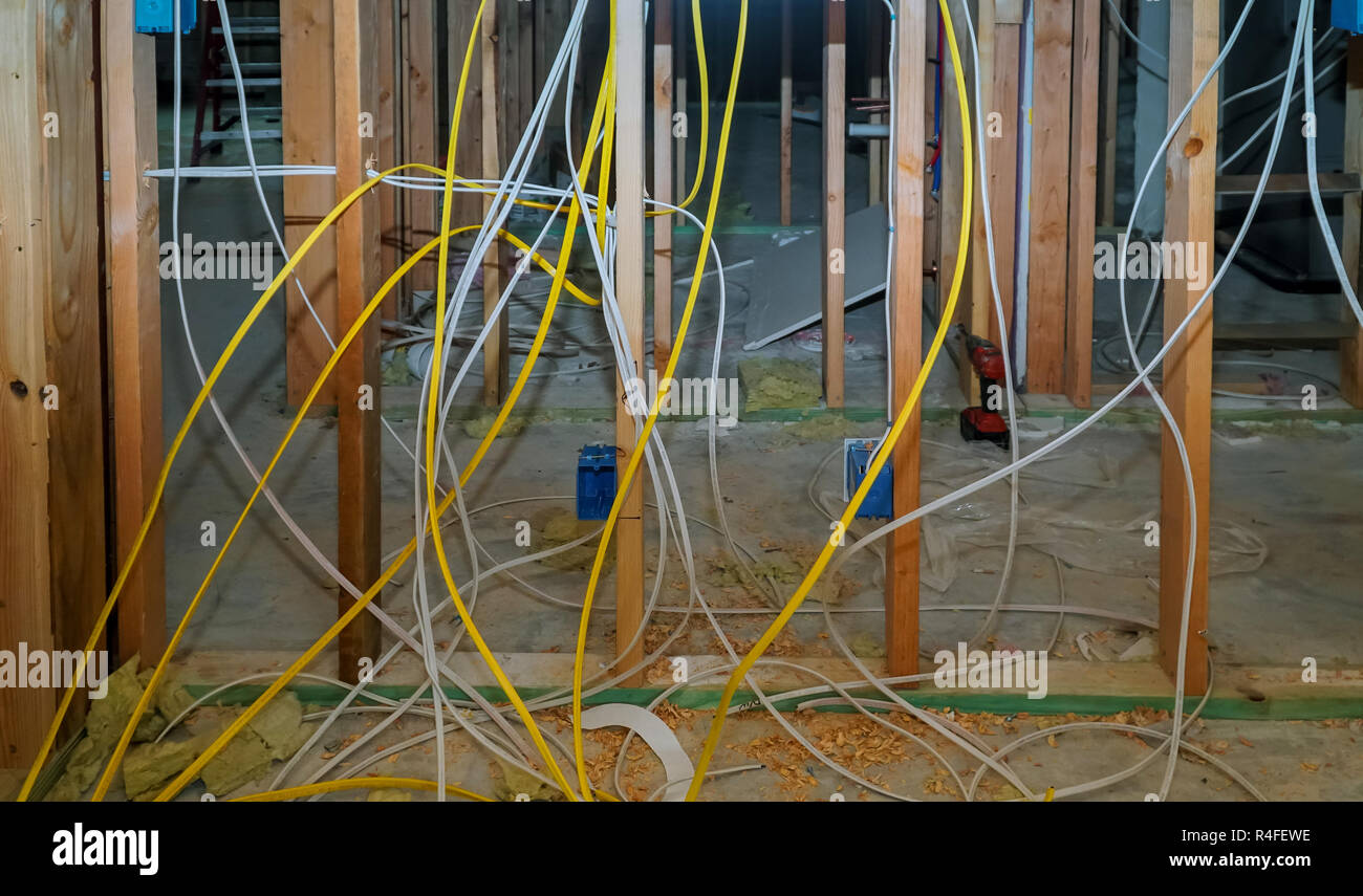 Les câbles électriques dans un appartement intérieur ossature murale avec tuyauterie et câblage installé Banque D'Images