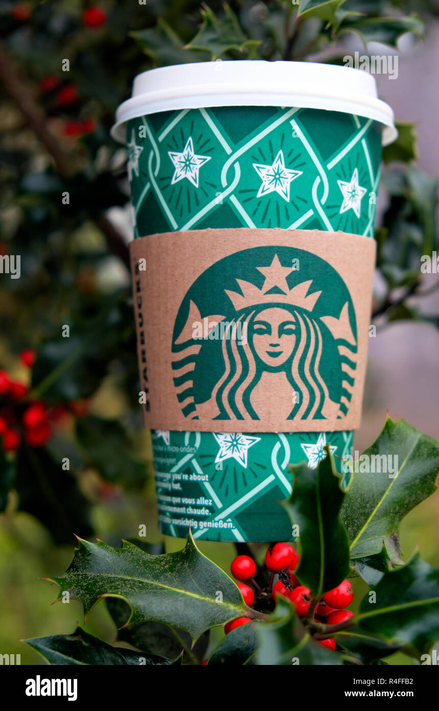 Fête de Noël papier Starbucks café tasse et rouge des baies de houx holly tree en Grande-Bretagne, Royaume-Uni Banque D'Images