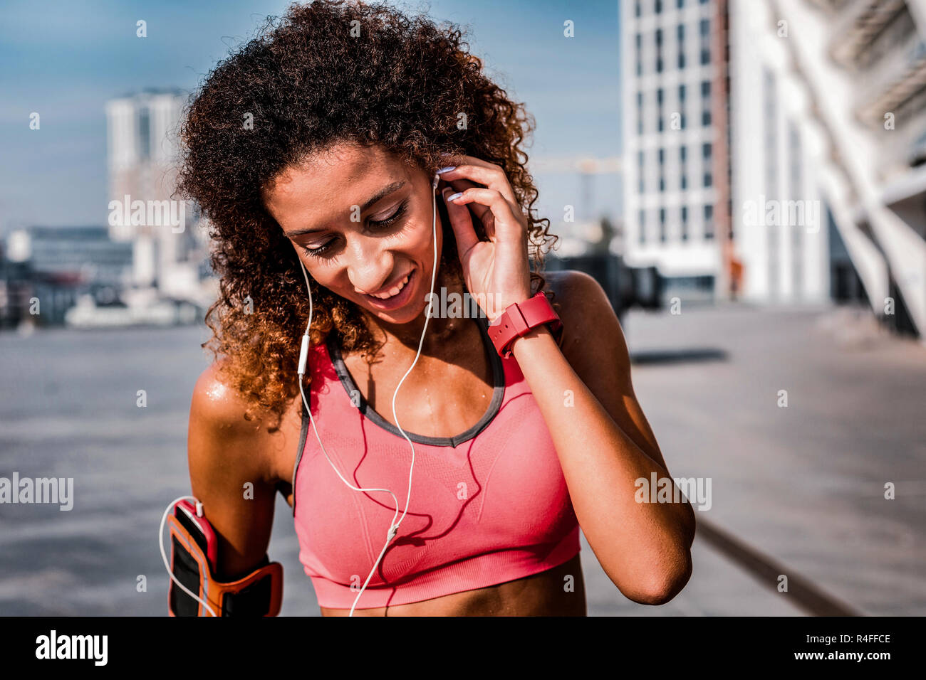 Agréable bonne à la femme portant son casque Banque D'Images