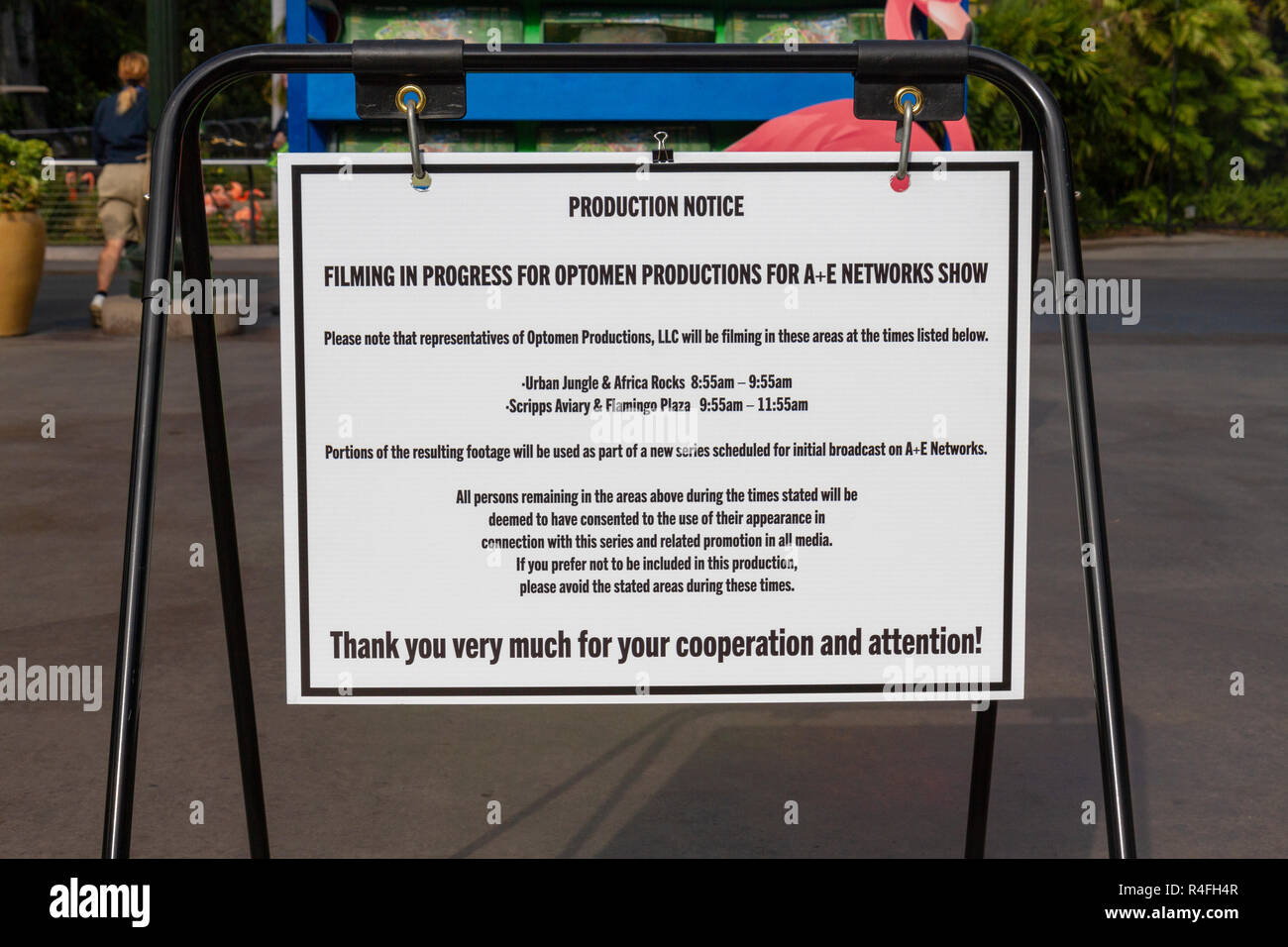 Avis de non-responsabilité à l'extérieur entrée principale de San Diego Zoo informant les visiteurs que le tournage pour une émission de télévision aura lieu au cours de la journée. Banque D'Images