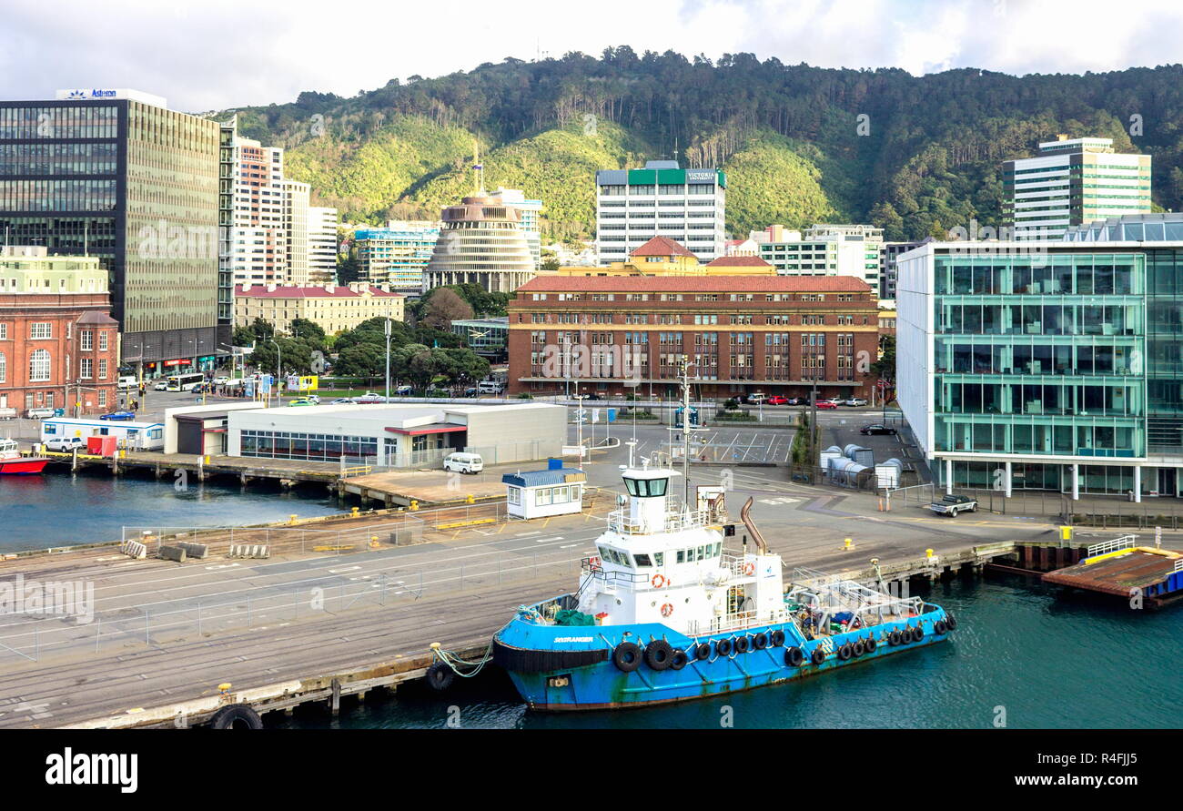 Wellington, Nouvelle-Zélande - 24 août 2017 : Tôt le matin dans la capitale en vue d'un port de ferry Port Lambton. Banque D'Images