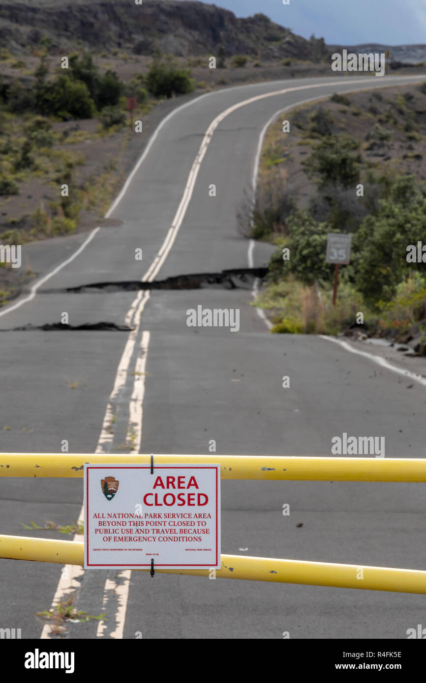 Hawaii Volcanoes National Park, New York - la détérioration des routes à partir de l'éruption de 2018 l'a fermé le volcan Kilauea Crater Rim Drive. De nombreuses routes et tra Banque D'Images