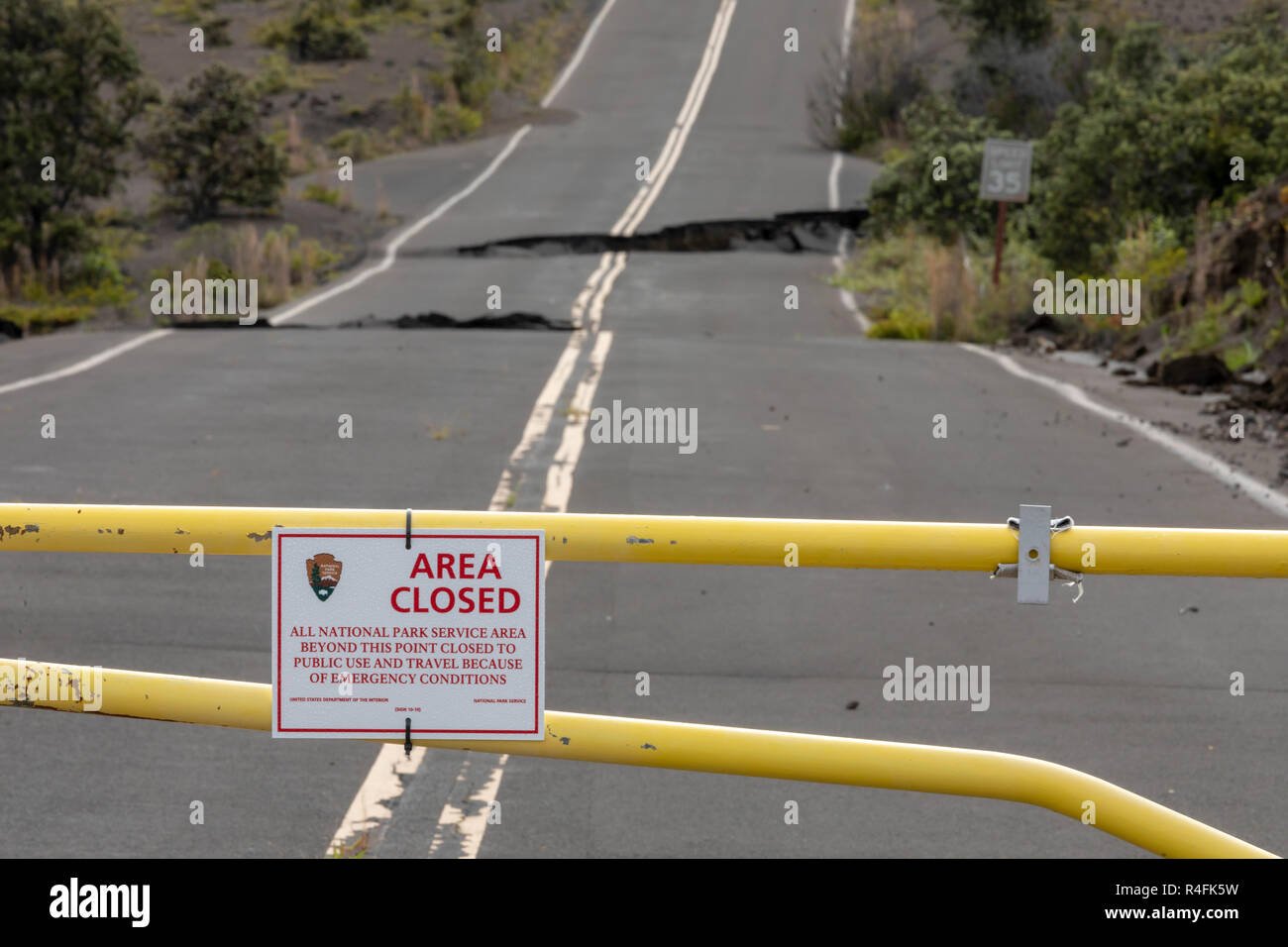 Hawaii Volcanoes National Park, New York - la détérioration des routes à partir de l'éruption de 2018 l'a fermé le volcan Kilauea Crater Rim Drive. De nombreuses routes et tra Banque D'Images