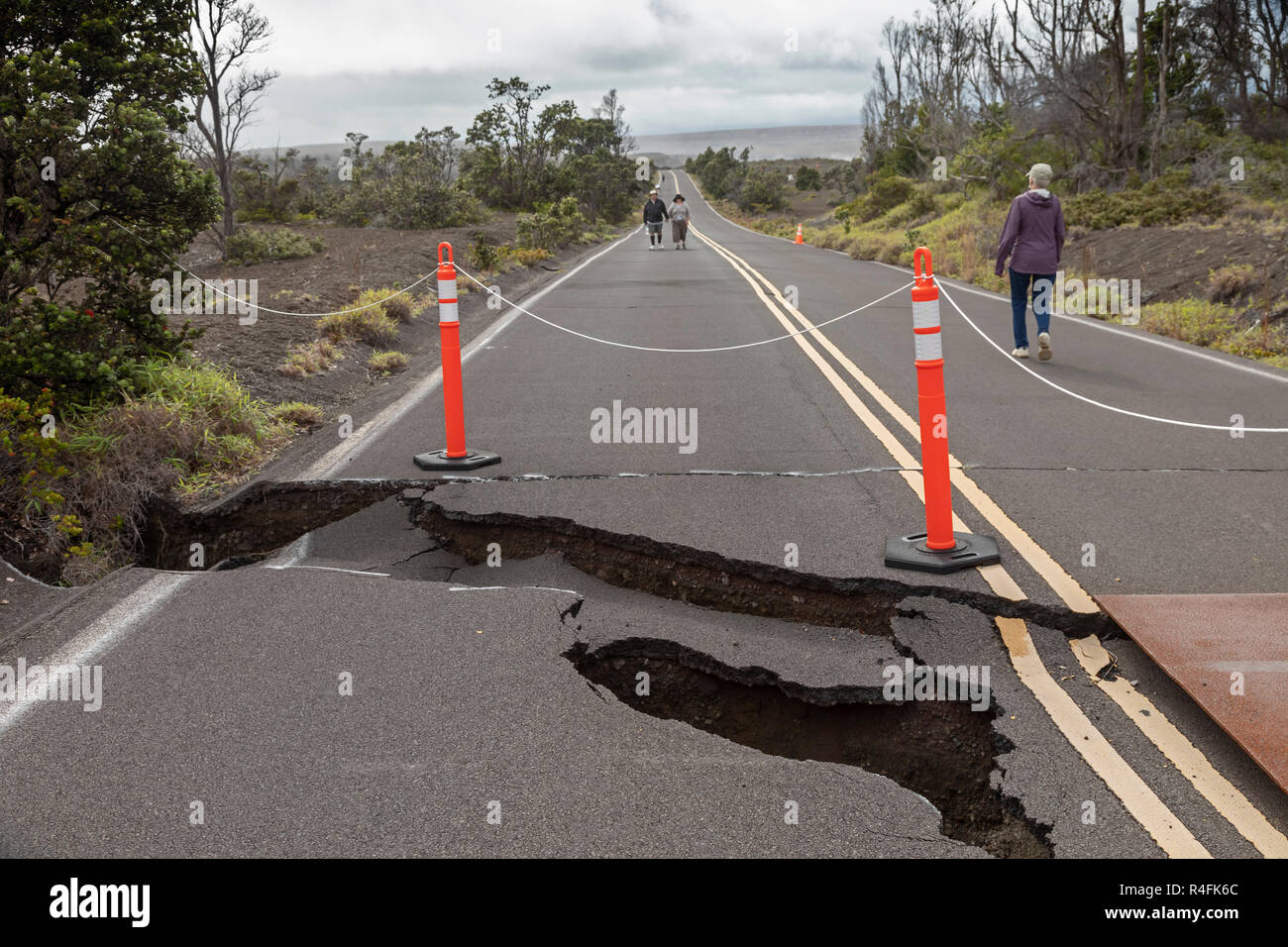 Hawaii Volcanoes National Park, New York - la détérioration des routes à partir de l'éruption de 2018 du Kilauea volcano a limité de pièces le bord du cratère en voiture de Protect Banque D'Images