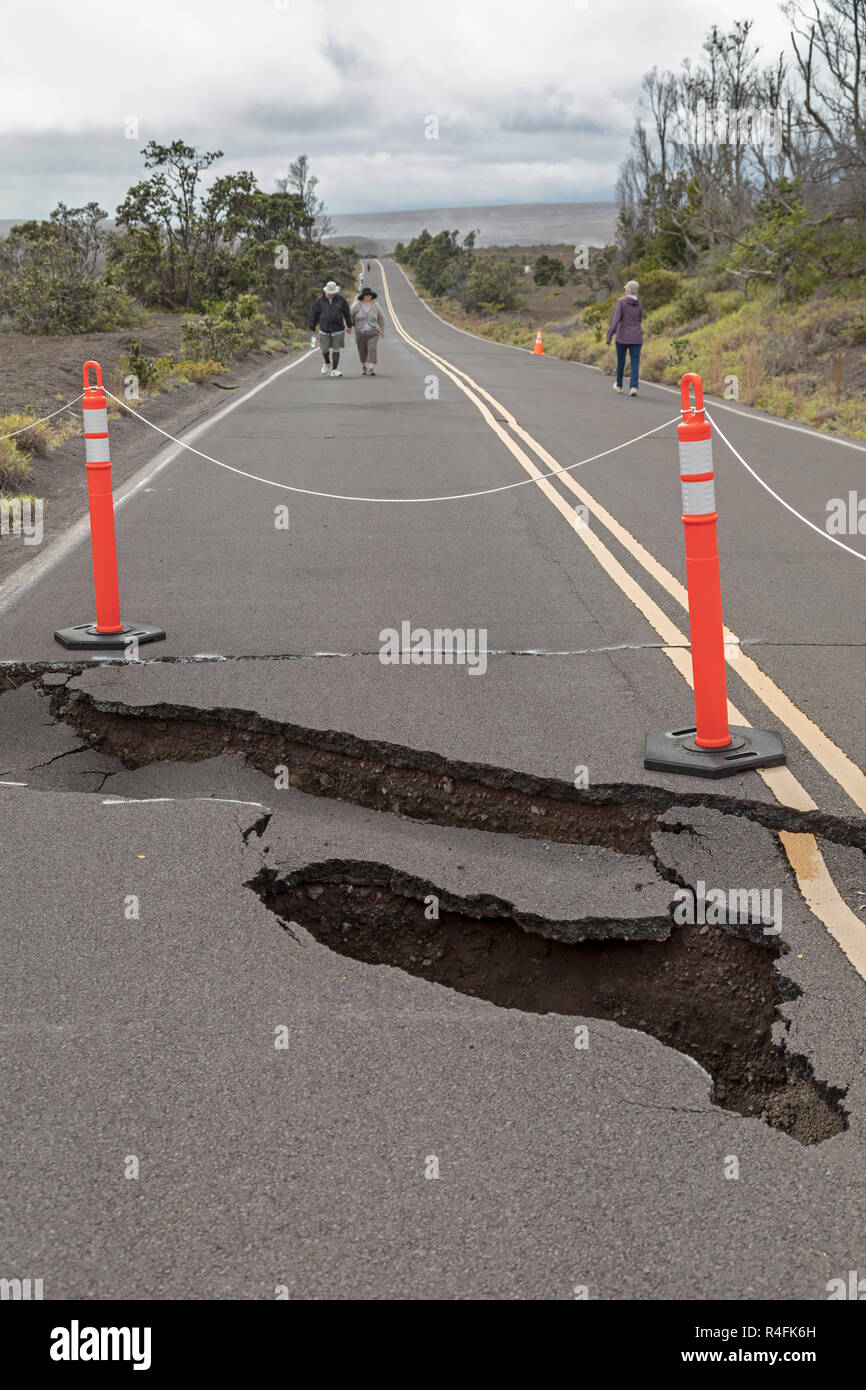 Hawaii Volcanoes National Park, New York - la détérioration des routes à partir de l'éruption de 2018 du Kilauea volcano a limité de pièces le bord du cratère en voiture de Protect Banque D'Images