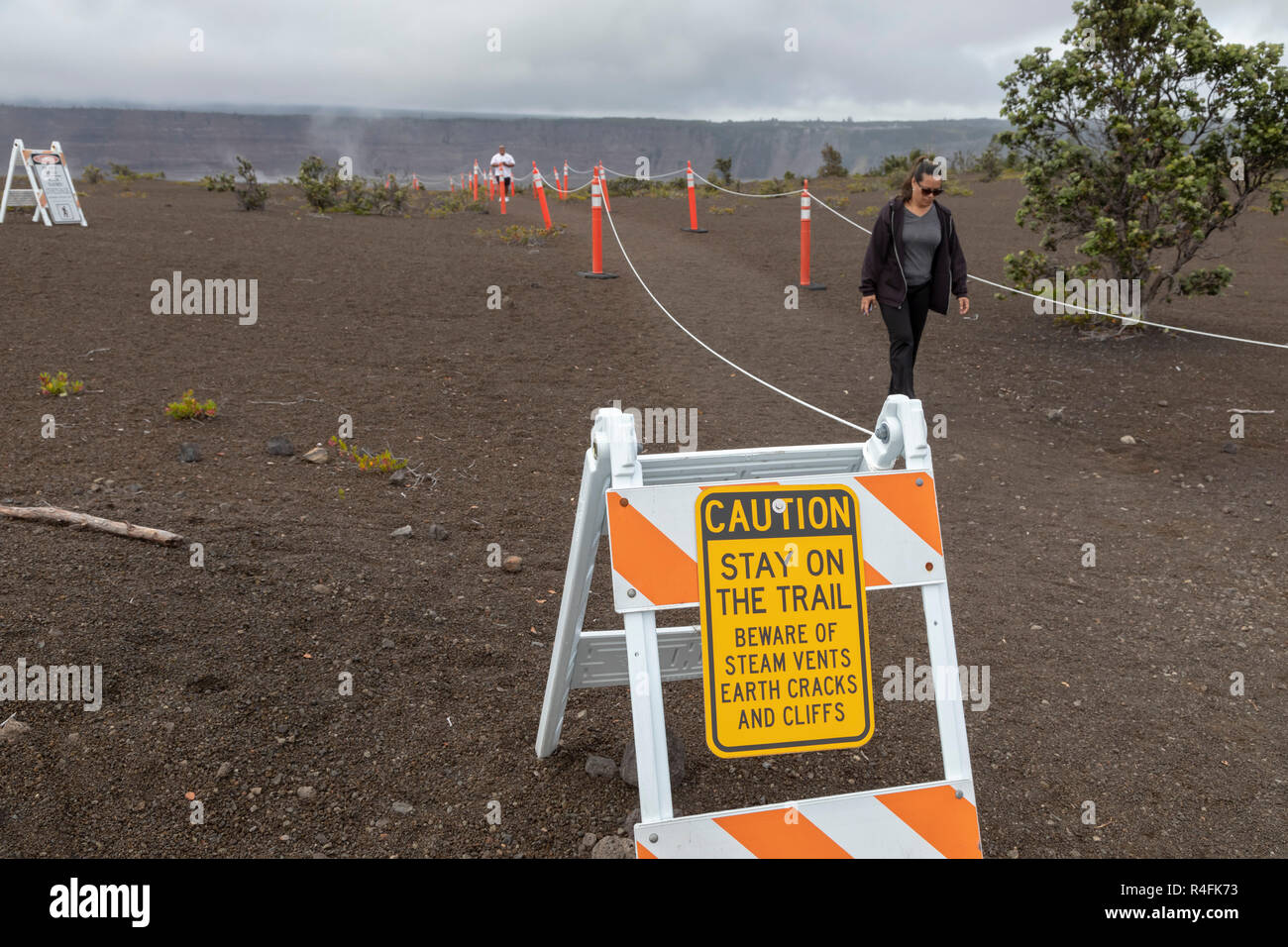 Hawaii Volcanoes National Park, New York - un signe met en garde les visiteurs sur les risques à la suite de l'éruption de 2018 du Kilauea volcano. Banque D'Images