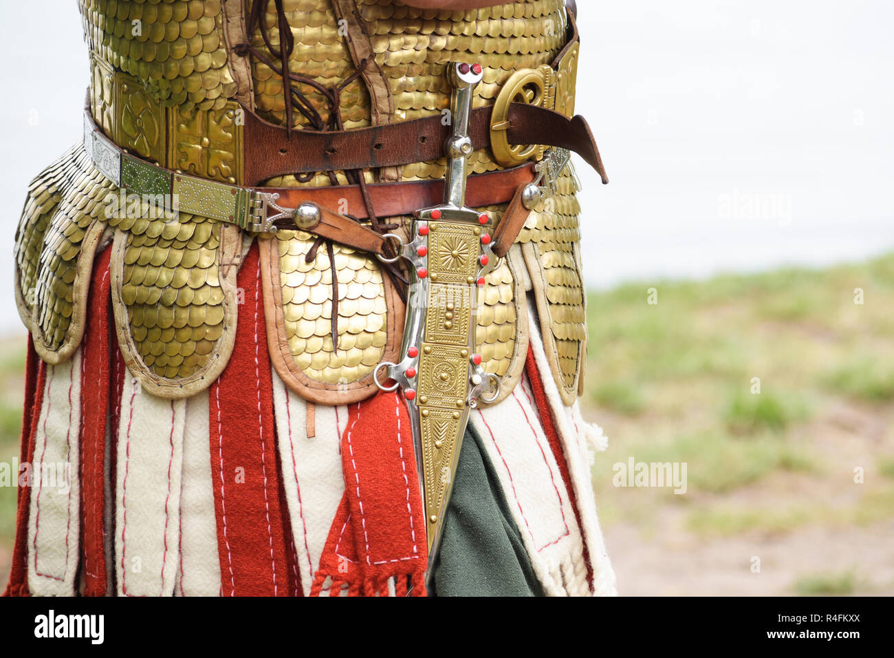 Détail d'un ancien soldat romain, centurion légionnaire ou portant une  armure Lorica Squamata et un poignard à un festival historique, copy space  Photo Stock - Alamy