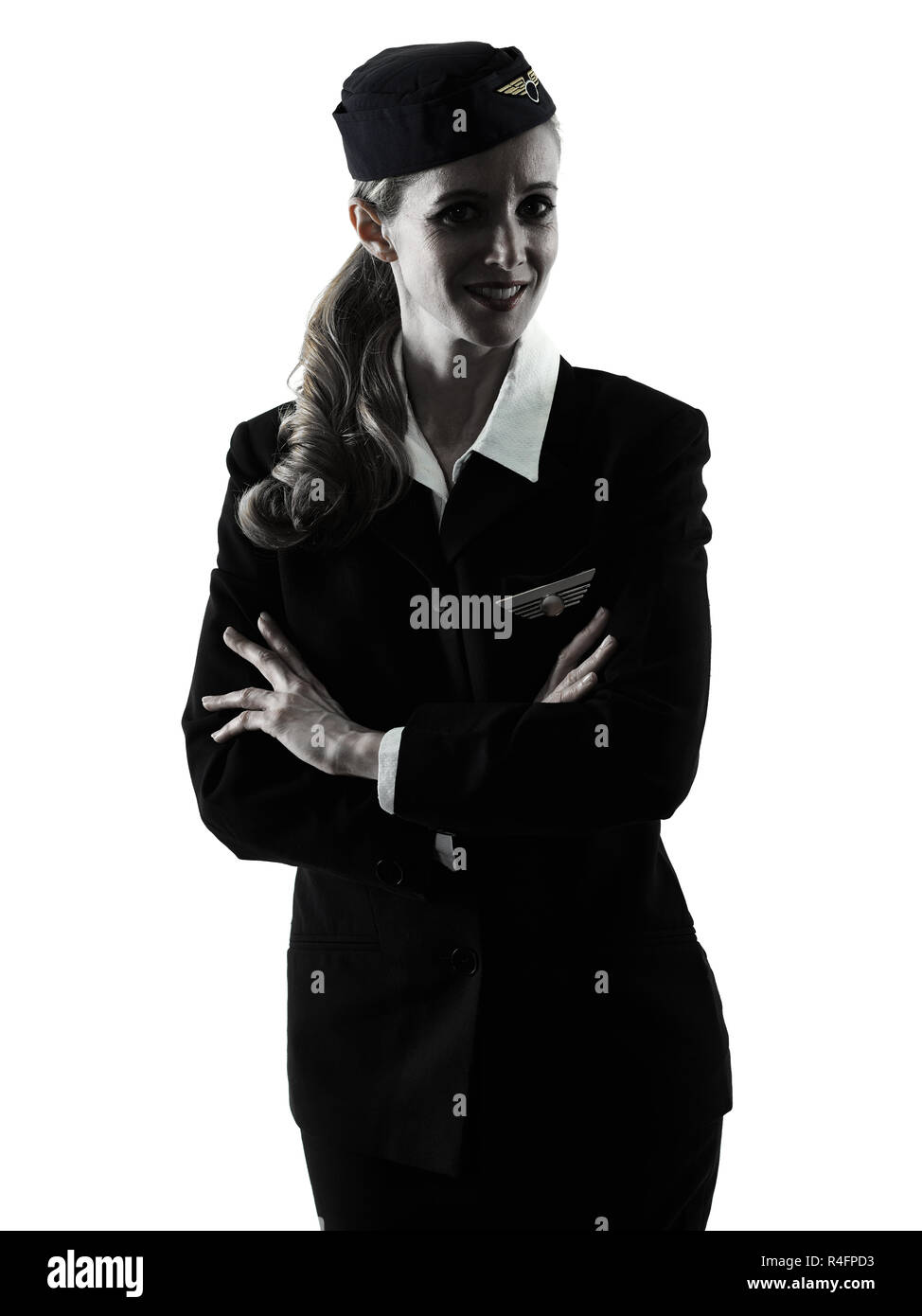 Une hôtesse de l'équipage de cabine de race blanche femme debout isolé sur fond blanc en silhouette Banque D'Images