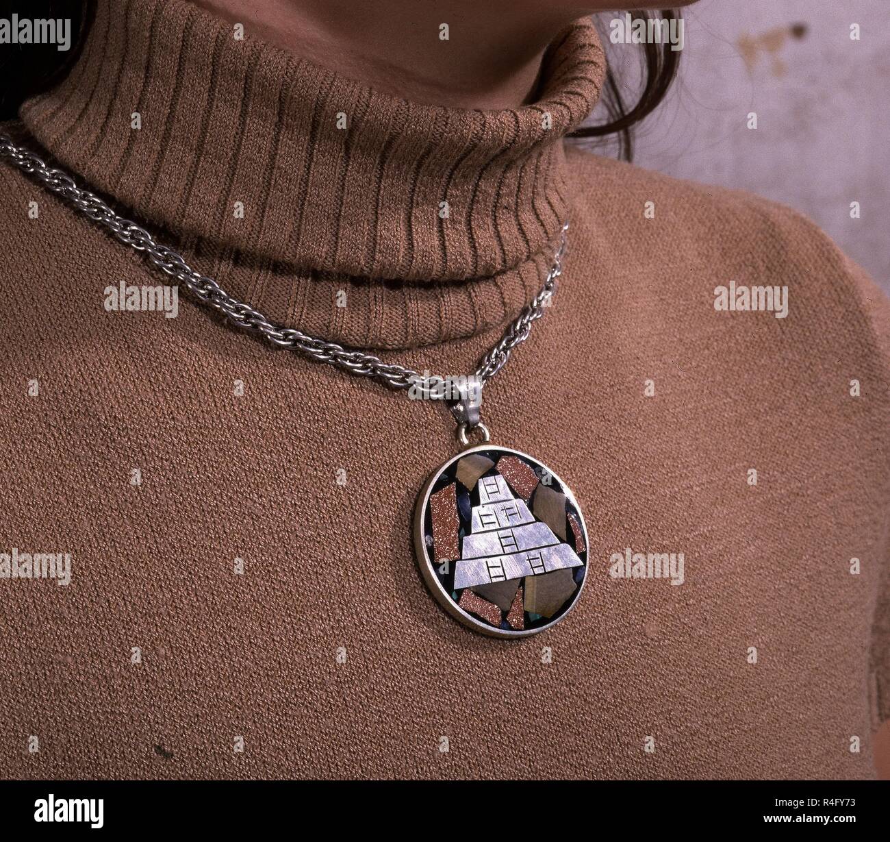 PENDIENTES DE PIEDRA DEL SOL Y MEDALLON CON PIEDRA DEL SOL Y OJO DE TIGRE. Emplacement : collection privée. MADRID. L'ESPAGNE. Banque D'Images