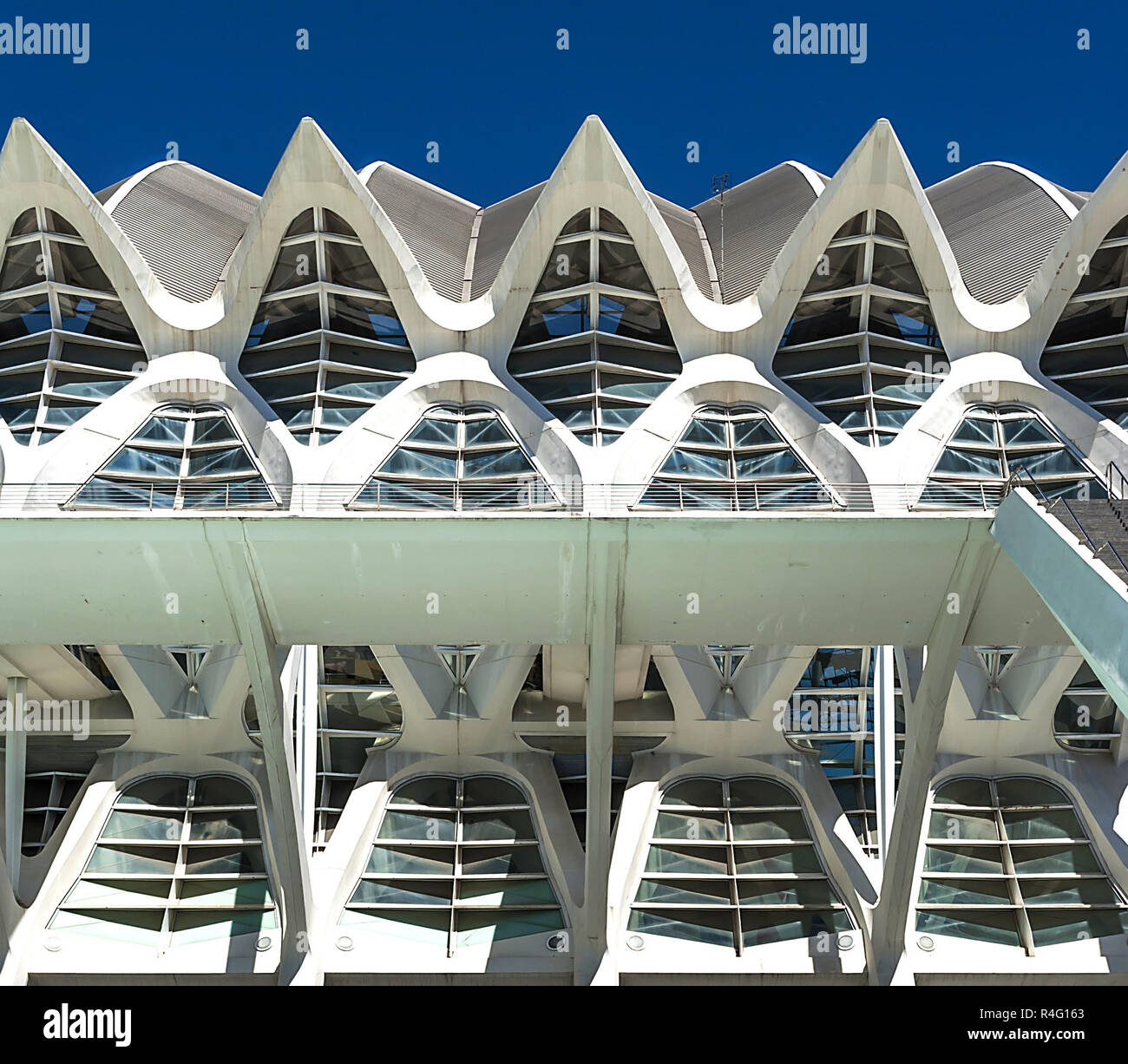 Bâtiment moderne futuriste avec arches répétitives Banque D'Images