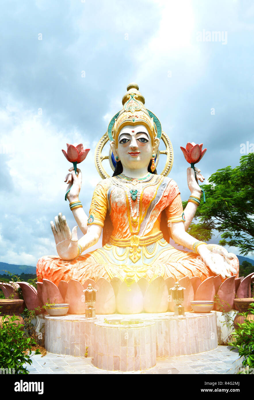 Guan Yin statue / de Guan Yin statue colorée sur le rocher en plein air au temple en Thaïlande Banque D'Images