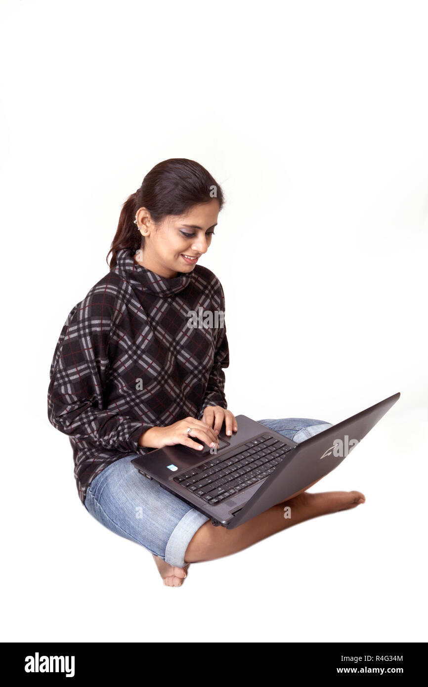 Young woman using laptop Banque D'Images