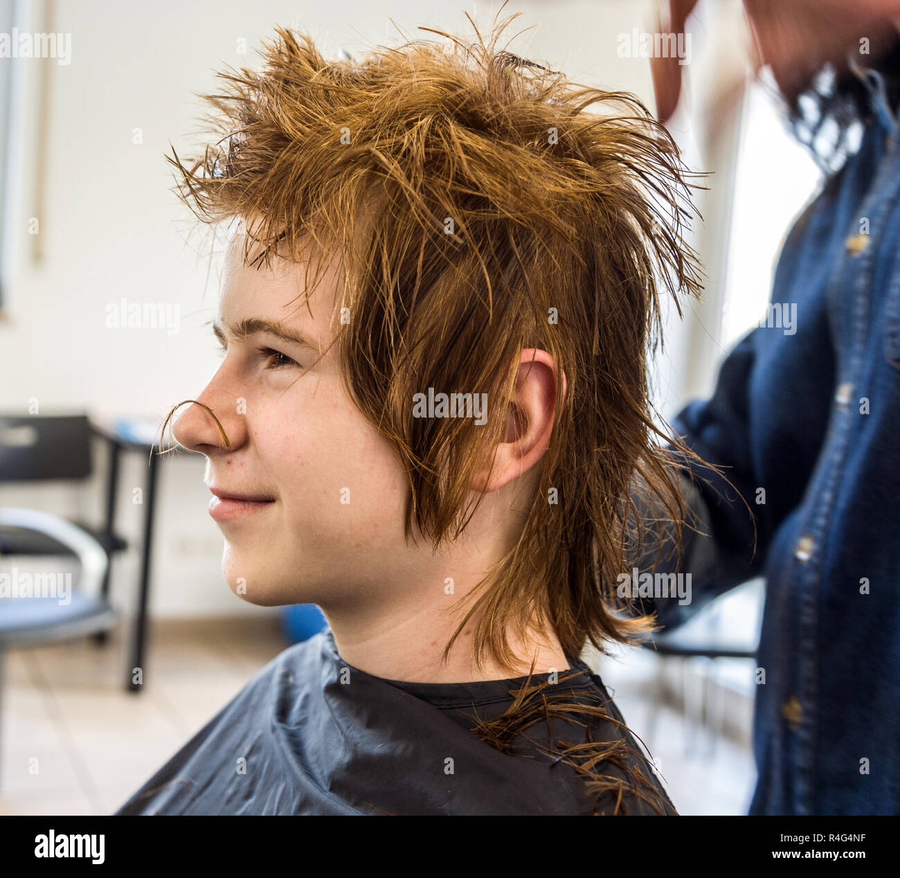 Jeune garçon aux cheveux rouges à la coiffure Photo Stock - Alamy
