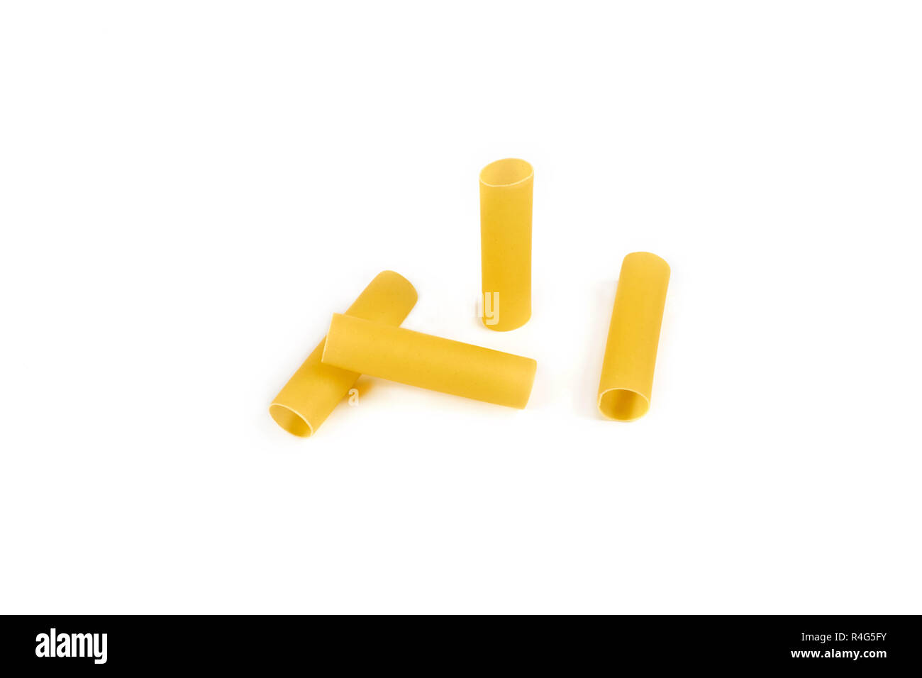 Tubes de pâtes cannelloni italien plus isolé sur fond blanc. Banque D'Images