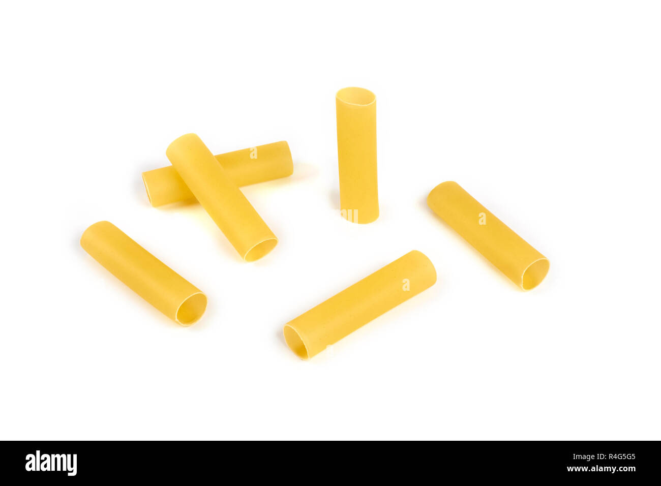 Tubes de pâtes cannelloni italien plus isolé sur fond blanc. Banque D'Images