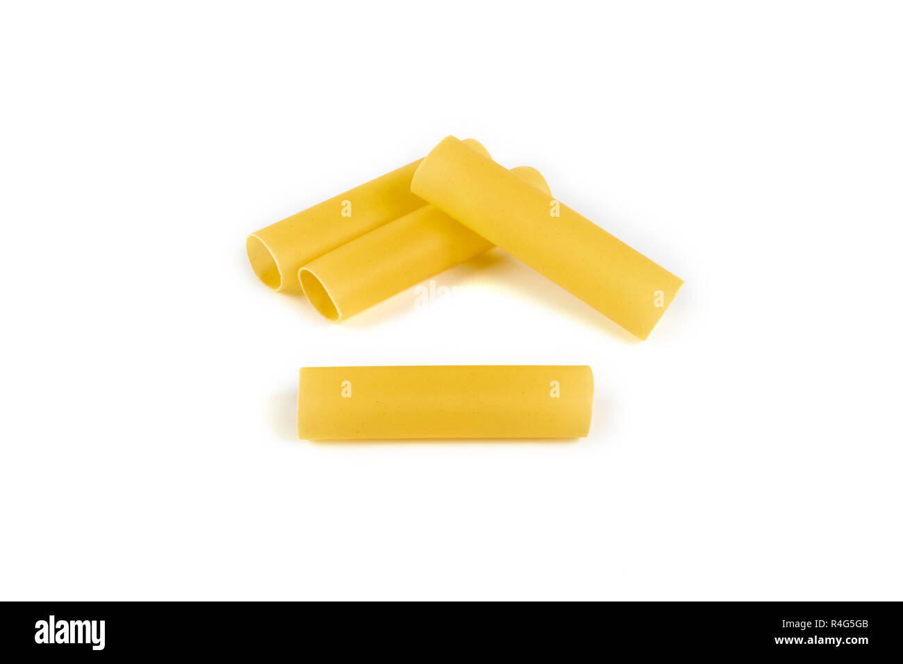 Tubes de pâtes cannelloni italien plus isolé sur fond blanc. Banque D'Images