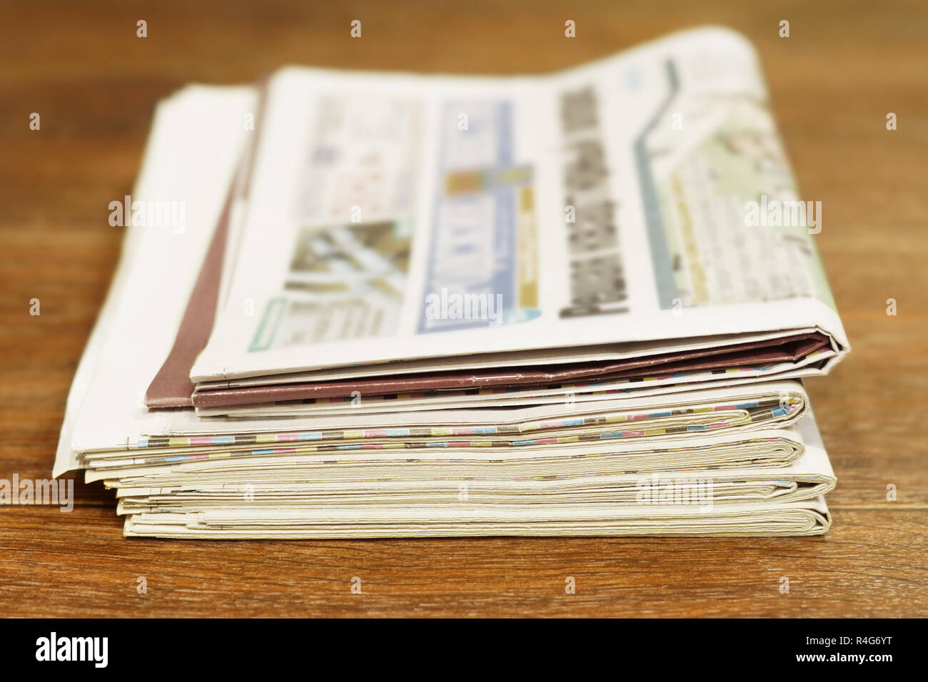 Pile de journaux frais du matin sur table au bureau. Les dernières actualités financières et commerciales dans les quotidiens papier. Des pages avec des données. Journaux pliés et empilés Banque D'Images