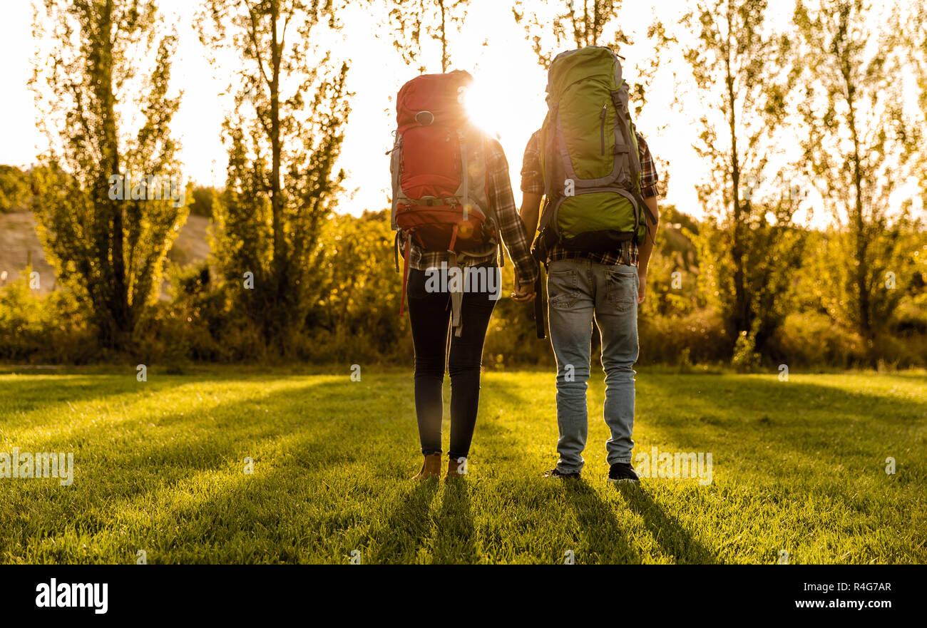 Tiré d'un jeune couple avec des sacs à dos prêt pour le camping Banque D'Images