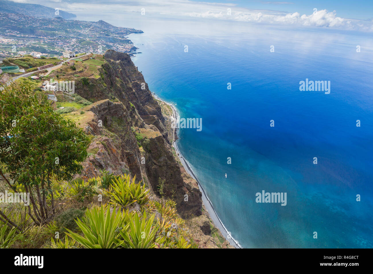 Vue imprenable depuis la plus haute falaise de Cabo Girão sur la plage, l'eau de mer et Camara de Lobos, l'île de Madère, Portugal Banque D'Images