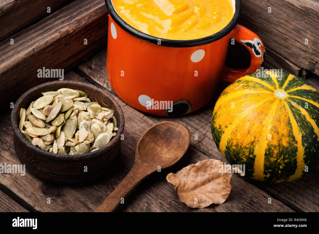 Potage à la citrouille d'automne végétarien dans une tasse de métal. Les aliments d'automne Banque D'Images