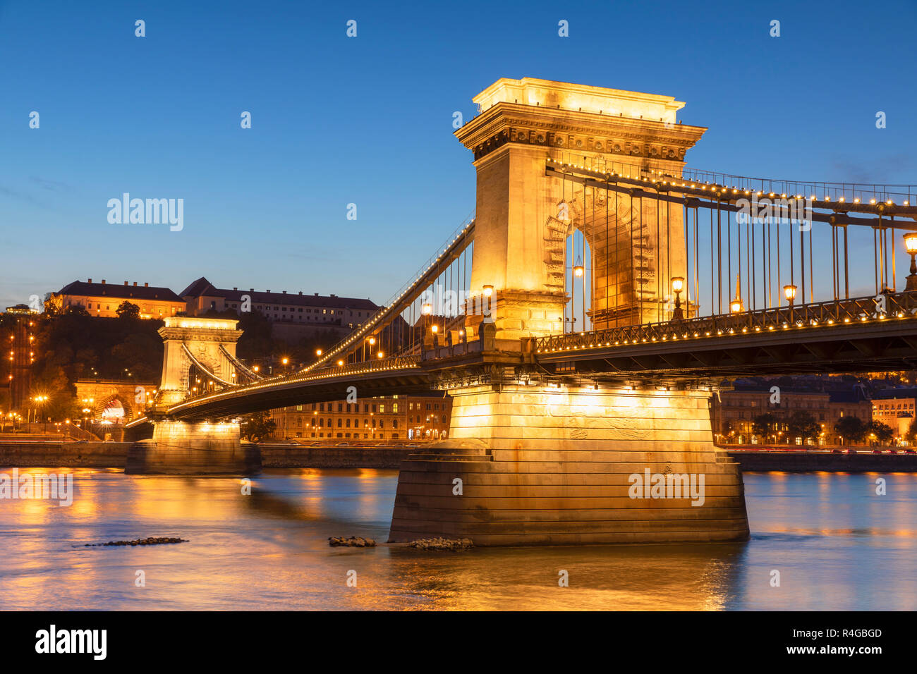 Pont des chaînes Széchenyi (pont) au crépuscule, Budapest, Hongrie Banque D'Images