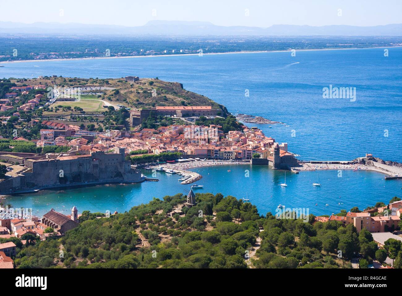Collioure, maisons et remparts de la forteresse médiévale, Languedoc-Roussillon, France Banque D'Images