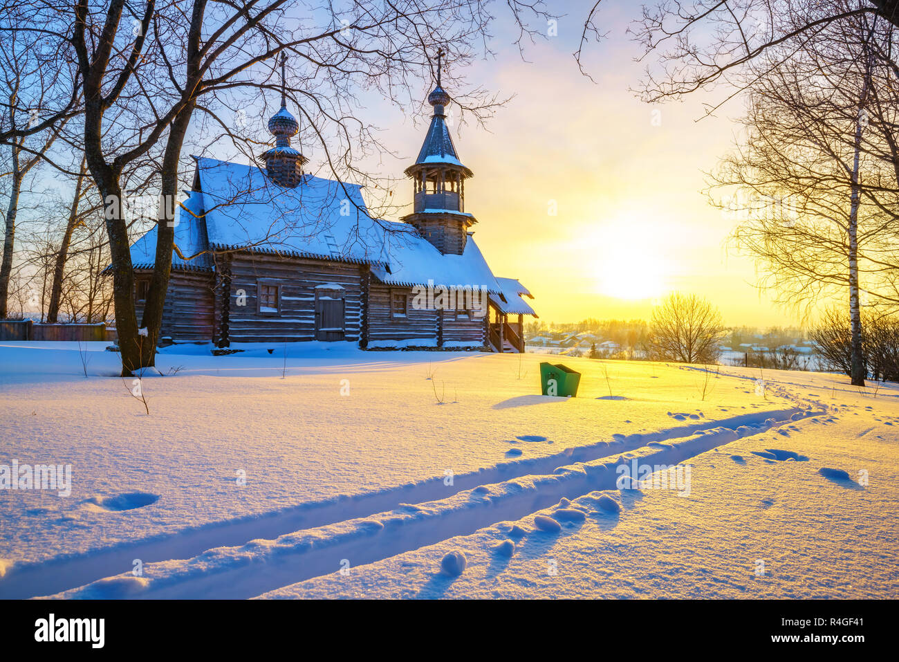 L'église russe dans la forêt d'hiver Banque D'Images