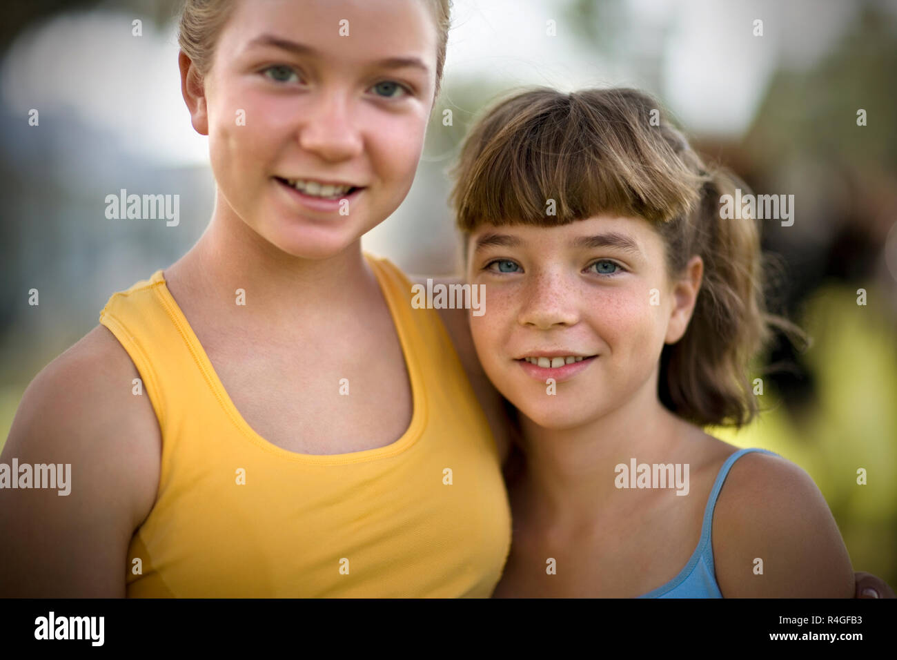 Portrait de deux jeunes filles en souriant. Banque D'Images