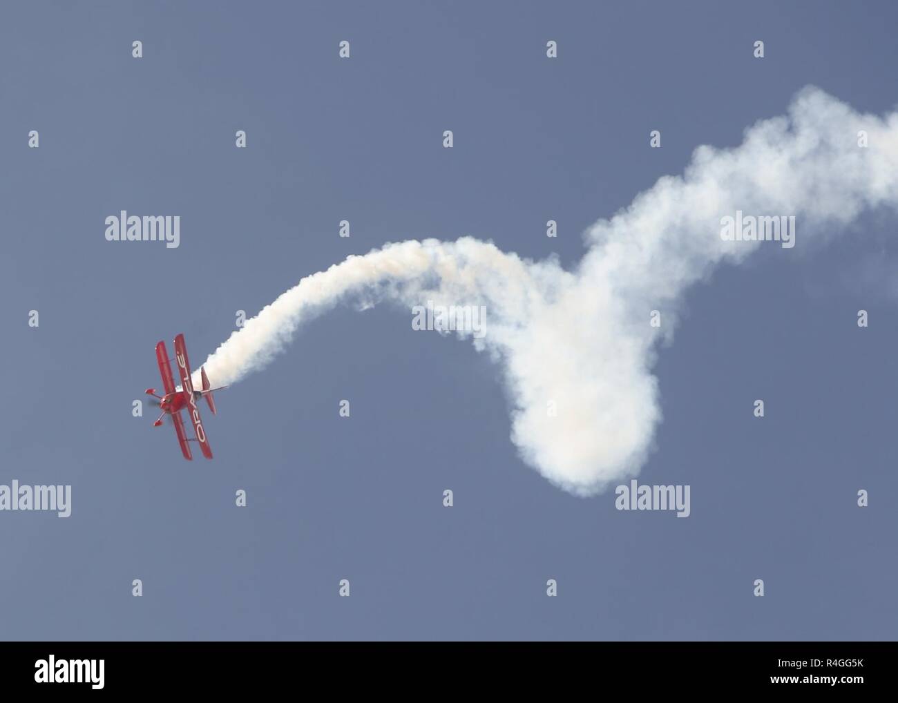 Sean D. Tucker effectue des manoeuvres acrobatiques au cours de la Marine Corps Air Station Miramar Air Show au MCAS Miramar, Californie, le 28 septembre. Cette année, l'air show rend hommage à '100 ans de femmes dans le Corps des marines en présentant plusieurs spectacles et une exposition mettant en évidence les réalisations et les jalons que les femmes ont réalisés depuis la première femme enlistee Laspo peut, Johnson, qui a rejoint le service en 1918. Banque D'Images