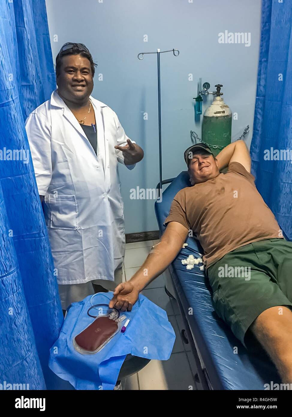 CHUUK, États fédérés de Micronésie (sept. 28, 2018) Builder 2e classe David Perryman fait don de sang en vue de transfusion à un passager blessé de vol Air Niugini PX56 qui s'est écrasé dans un lagon près de Chuuk, États fédérés de Micronésie, l'Aéroport International. Perryman est attribué à l'équipe de construction sous-marine (UCT) 2, qui a été parmi les premiers intervenants de l'accident et ils ont aidé les autorités locales tirez sur les passagers et l'équipage de l'avion avant qu'il coule. Banque D'Images