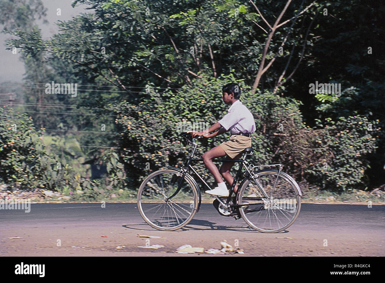 Garçon scolaire à vélo sur route, Kolhapur, Maharashtra, Inde, Asie Banque D'Images