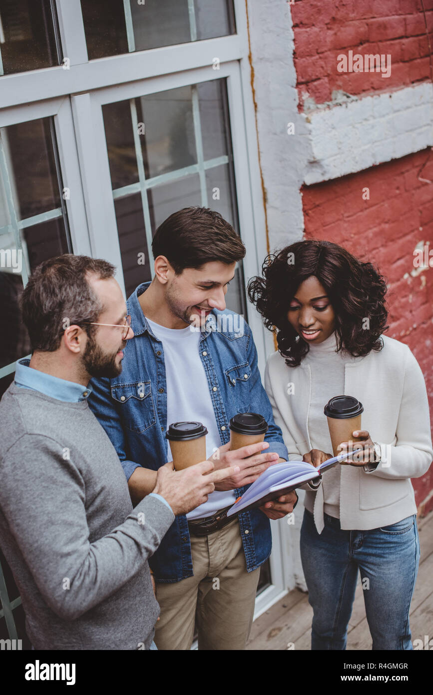 Collègues multiethnique parle de travail et le café Banque D'Images