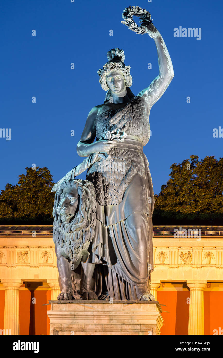 Statue en bronze la Bavière en face du Hall of Fame, crépuscule, Theresienwiese, Munich, Allemagne Banque D'Images