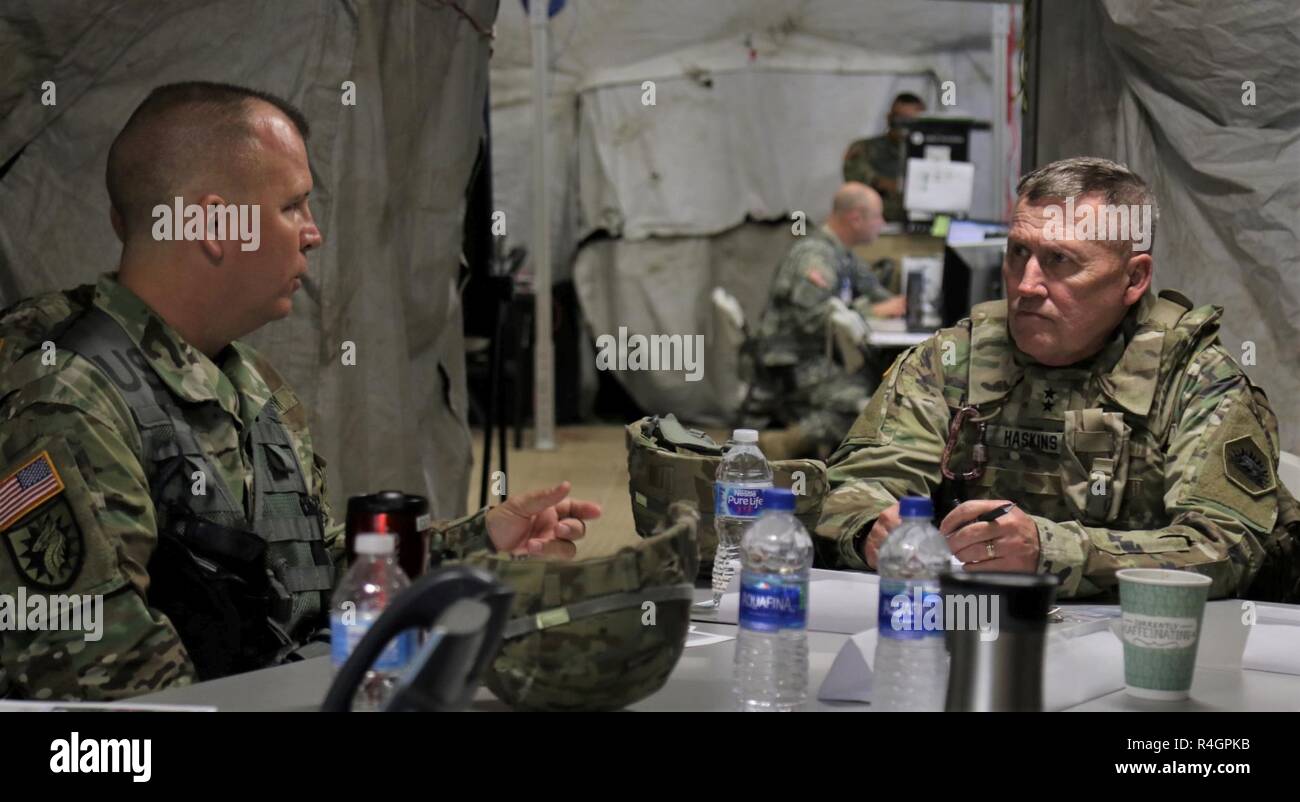 Commandant de la Garde nationale de Californie, le général Lawrence A. Haskins reçoit un bref capacités depuis le Colonel Jason E. Briggs, commandant de la 224e brigade de maintien en puissance, dans le centre d'opérations tactiques au cours Warfighter 19-1 au Camp Atterbury, Indiana, le 3 octobre 2018. Haskins a visité la 224e SB pour avoir une idée de comment les soldats se sentent, l'exécution de leur métier dans un environnement d'exercice pour les soldats. Banque D'Images