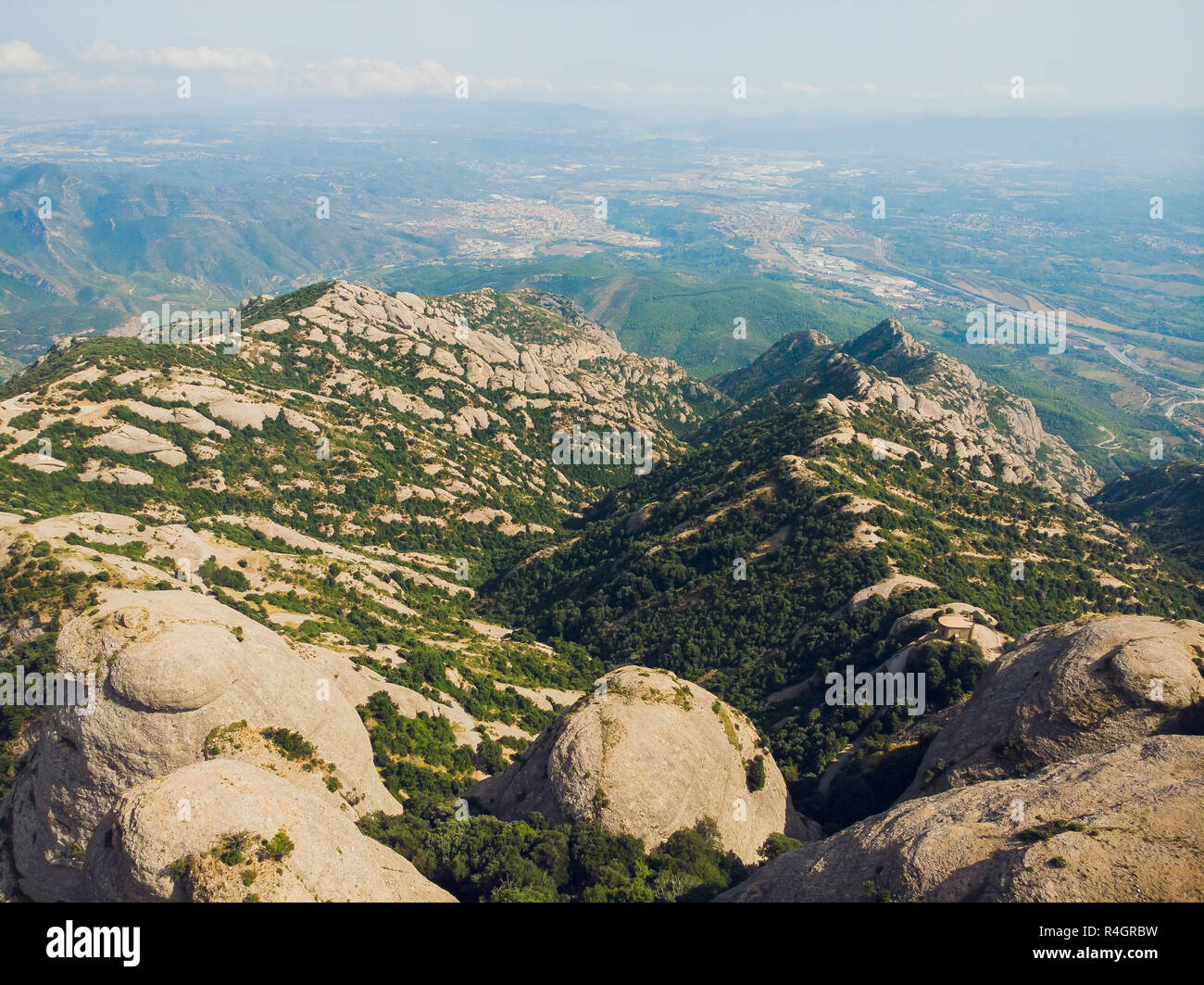 Montserrat, en Catalogne, Espagne. Vue de dessus de colline Grotte Santa Cova de Montserrat ou Cangas de Montserrat en journée d'été. Banque D'Images