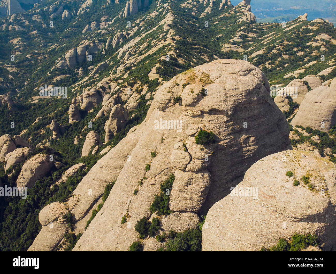 Montserrat, en Catalogne, Espagne. Vue de dessus de colline Grotte Santa Cova de Montserrat ou Cangas de Montserrat en journée d'été. Banque D'Images