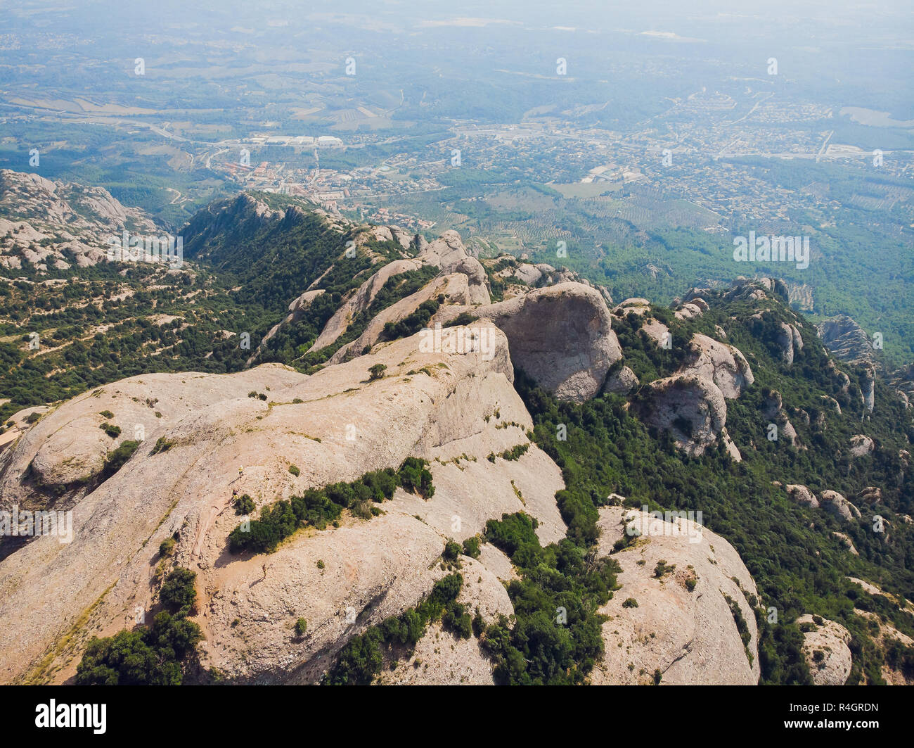 Montserrat, en Catalogne, Espagne. Vue de dessus de colline Grotte Santa Cova de Montserrat ou Cangas de Montserrat en journée d'été. Banque D'Images