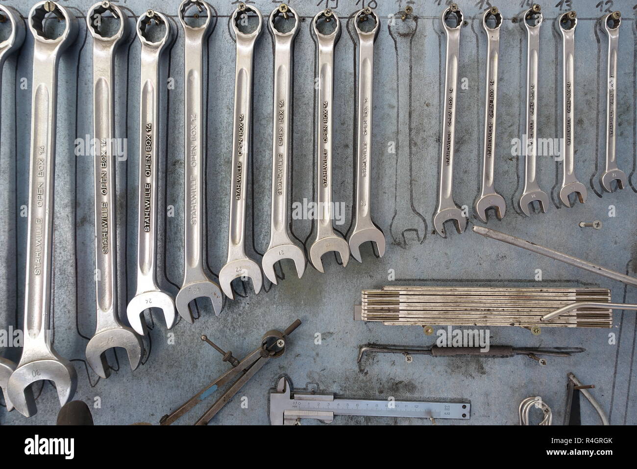 Divers outils, clés dynamométriques dans un atelier de réparation automobile, Allemagne Banque D'Images