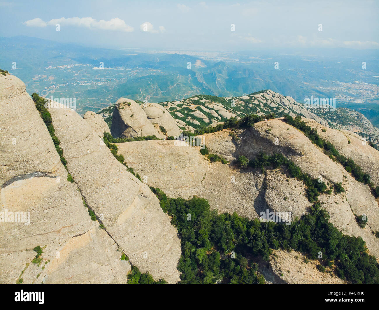 Montserrat, en Catalogne, Espagne. Vue de dessus de colline Grotte Santa Cova de Montserrat ou Cangas de Montserrat en journée d'été. Banque D'Images