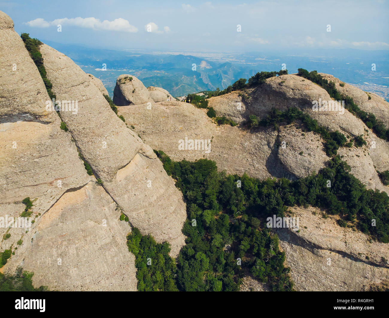 Montserrat, en Catalogne, Espagne. Vue de dessus de colline Grotte Santa Cova de Montserrat ou Cangas de Montserrat en journée d'été. Banque D'Images