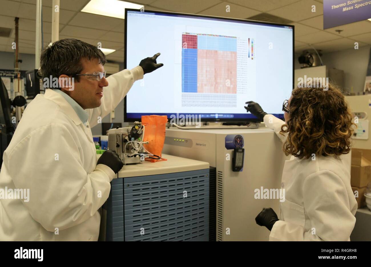 Trevor Glaros, Ph.D., et Elizabeth Dhummakupt, Ph.D., de la recherche des scientifiques de l'US Army Research, développement et ingénierie chimique d'Edgewood Commande Centre biologique, d'analyser les données d'un test de biomarqueurs dans le sang pour déterminer l'exposition aux opiacés. Banque D'Images
