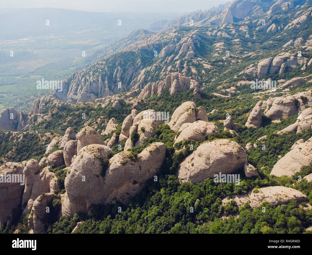 Montserrat, en Catalogne, Espagne. Vue de dessus de colline Grotte Santa Cova de Montserrat ou Cangas de Montserrat en journée d'été. Banque D'Images