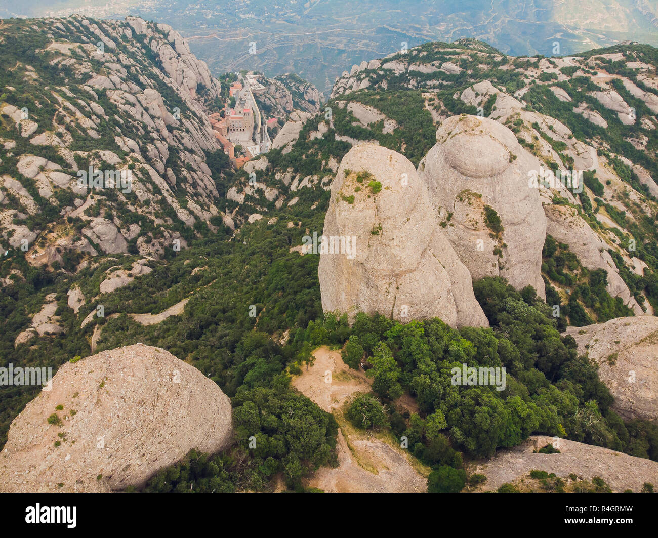 Montserrat, en Catalogne, Espagne. Vue de dessus de colline Grotte Santa Cova de Montserrat ou Cangas de Montserrat en journée d'été. Banque D'Images