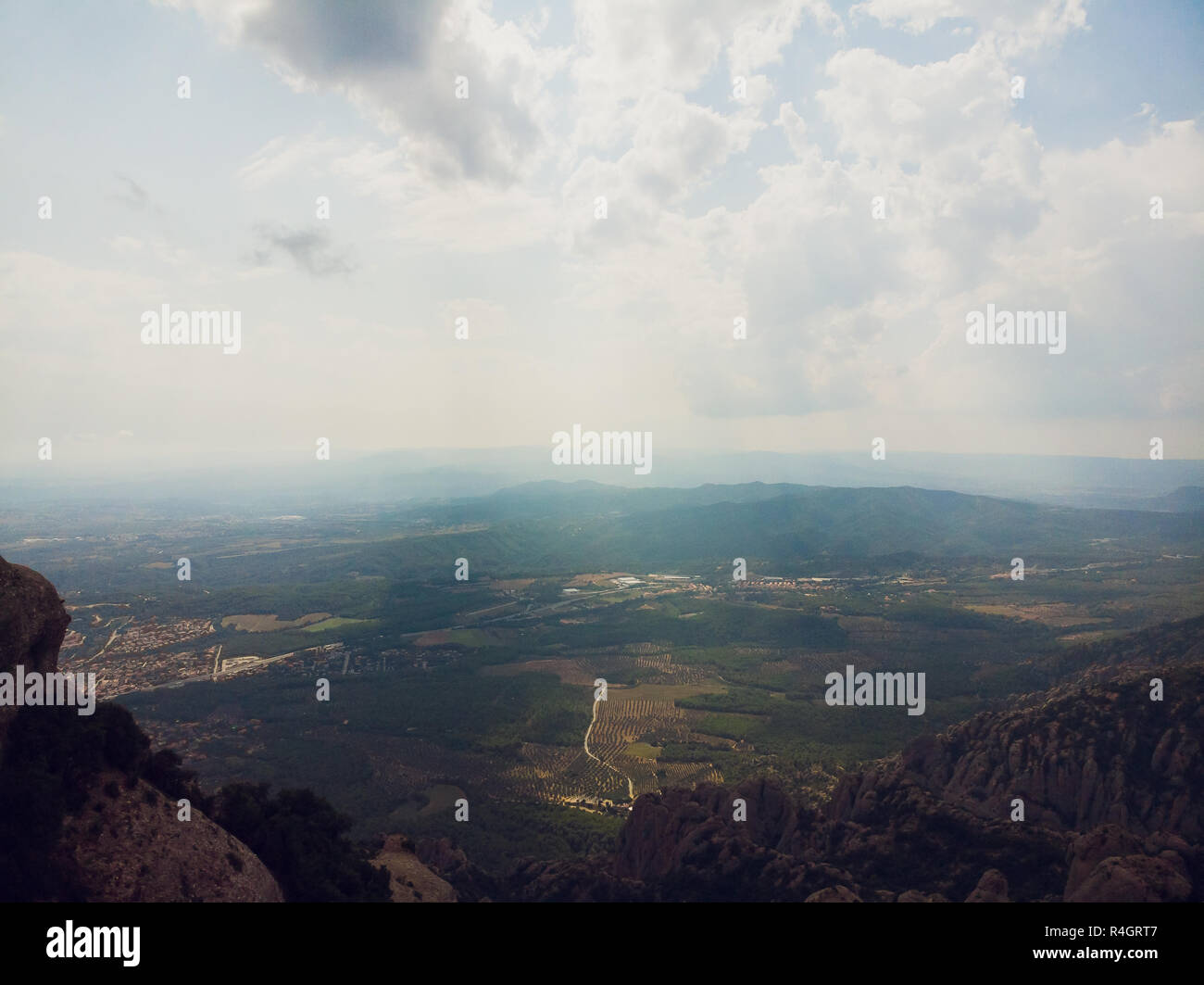 Montserrat, en Catalogne, Espagne. Vue de dessus de colline Grotte Santa Cova de Montserrat ou Cangas de Montserrat en journée d'été. Banque D'Images