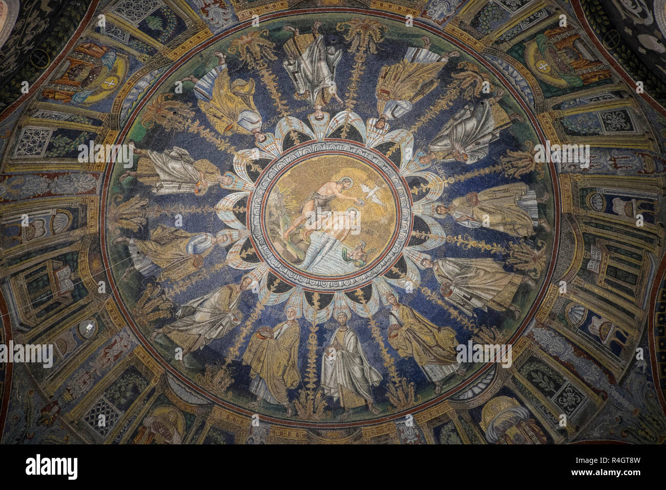 L'Italie, Émilie-Romagne, Ravenna : mosaïques dans la Basilique de Sant'Apollinare Nuovo (Basilique de Saint Apollinaire) Banque D'Images