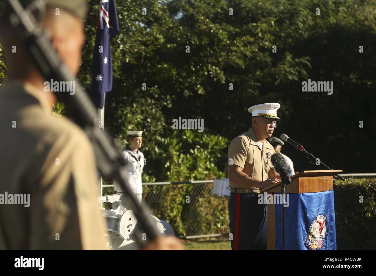 DARWIN, AUSTRALIE - Le Lieutenant-colonel des marines américain Brian Middleton, commandant du 3e Bataillon, 4e Régiment de Marines, 1 Division de marines, la Force de rotation Maritime Darwin (MRF-D), l'adresse de la communauté locale au nom du président Donald Trump sur l'importance de se souvenir des vaillants efforts des États-Unis et les membres de l'Australie pendant la Seconde Guerre mondiale, à une cérémonie commémorative de la bataille de la mer de corail, le 7 mai 2017. Le MRF-D Marines ont assisté au mémorial pour rendre hommage. Bien que la formation à Darwin les Marines continuent leur longue histoire de servir avec leur nombre d'Australie Banque D'Images