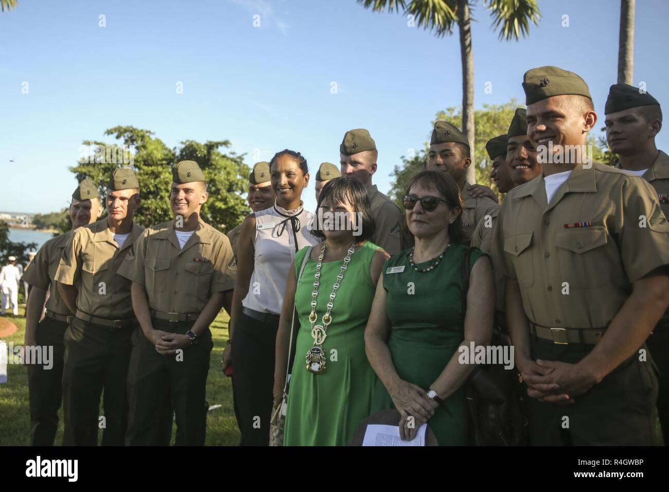 DARWIN, Australie - Marines des États-Unis avec une force de rotation Maritime Darwin pose pour des photos avec des membres de la communauté locale après un mémorial de la bataille de la mer de corail, le 7 mai 2017. La bataille, qui a eu lieu du 4 au 8 mai 1942, a été entre la Marine impériale japonaise et la marine et les forces aériennes des États-Unis et l'Australie. Banque D'Images