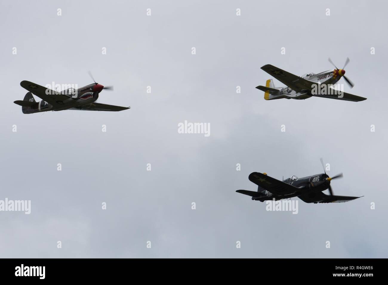 Un F4U-4 Corsair, P-51 Mustang et P-40 Warhawk effectuer au cours de la Garde nationale de Caroline du Sud et la masse de l'air Expo à McEntire Joint National Guard Base, S.C., le 5 mai 2017. Cette expo est une démonstration des capacités de la Garde nationale de Caroline du Sud, aviateurs et soldats en disant merci pour le soutien des collègues sud Carolinians et la communauté environnante. Banque D'Images